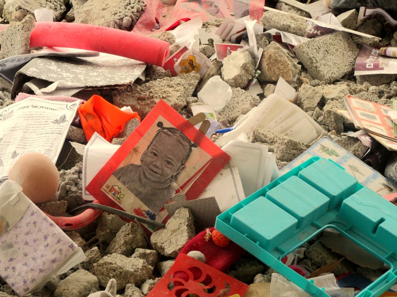 Les affaires des enfants sous les gravats